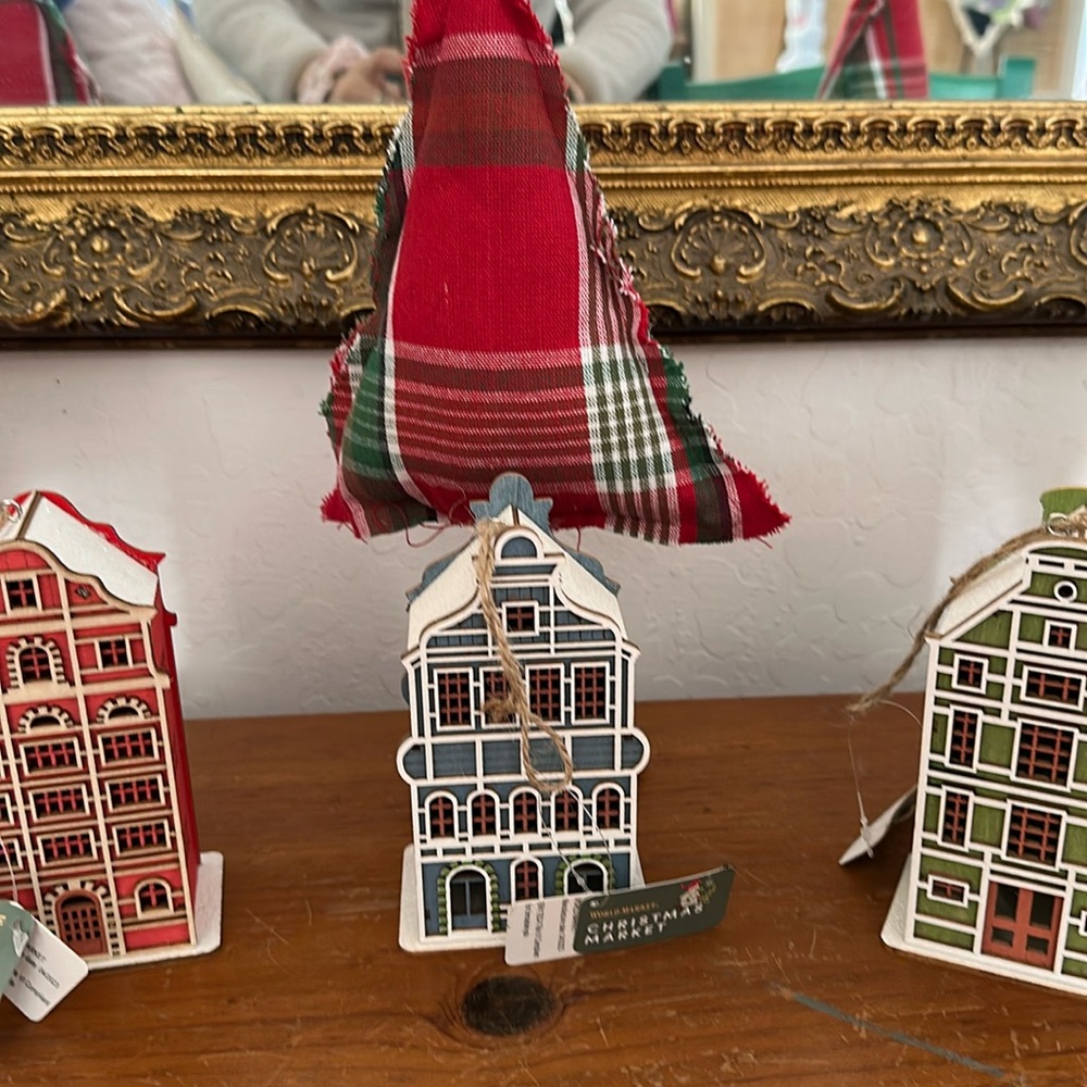 Spooled Christmas 
Trees wit little village